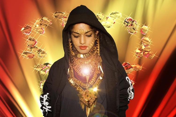 M.I.A. alias Maya Arulpragasam kan være aggressiv og uden raffinement, men hendes musikalske univers er også præget af sensibilitet og styrke. 
