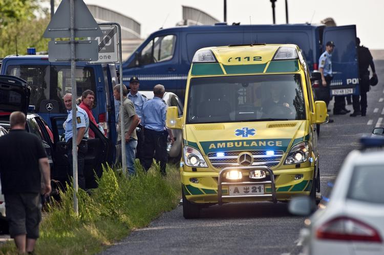 Tragedie. Den 48-årige drabsmand køres bort efter det mislykkede selvmordsforsøg. 