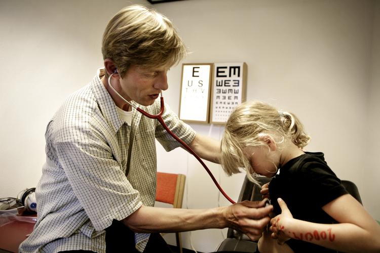 Når børnene bliver målt og vejet hos lægen eller sundhedsplejersken, bliver en stor del af de overvægtige børn overset. BMI-metoden, som skal afsløre overvægt, duer ikke, viser en undersøgelse, som speciallæge Niels Wedderkopp har gennemført. ARKIV- 