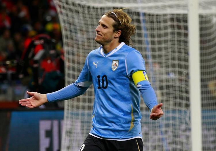 Forlan. Med fem mål og den ene toppræstation efter den anden er Uruguay-spilleren Diego Forlan læsernes og Politikens største VM-stjerne. 