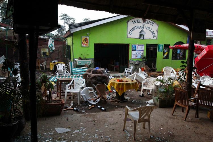 Terror. Restauranten 'Ethiopian village' i Ugandas hovedstad Kampala efter bombeangrebet i går aftes. 