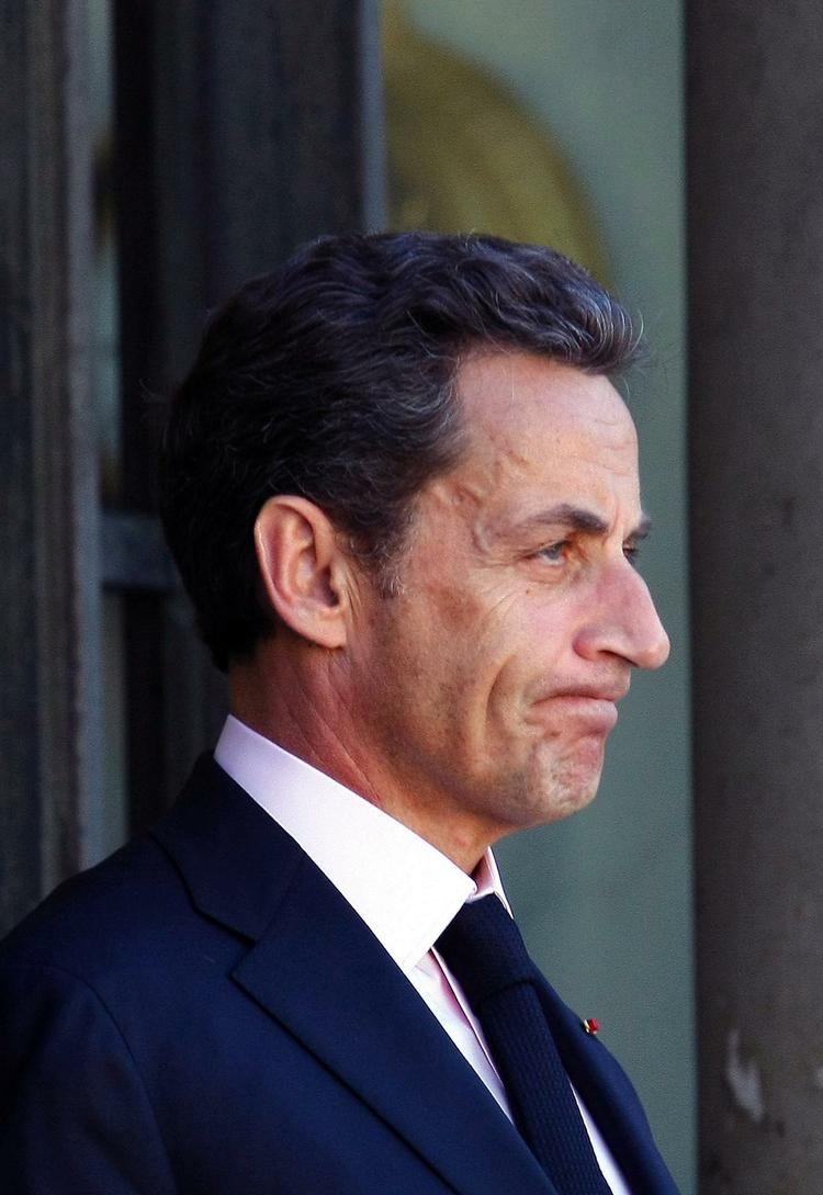 LØfte. Sarkozy siger, at han vil bede parlamentet nedsætte en kommission, så eventuelle interessekonflikter kan undgås fremover. 