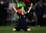 Sejrsbrøl. Andres Iniesta afgjorde VM-finalen med sit mål til 1-0 dybt inde i den forlængede spilletid. De fleste danskere valgte at se kampen på TV 2. 