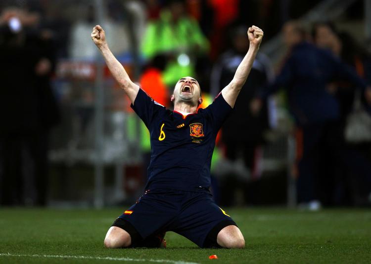 Sejrsbrøl. Andres Iniesta afgjorde VM-finalen med sit mål til 1-0 dybt inde i den forlængede spilletid. De fleste danskere valgte at se kampen på TV 2. 