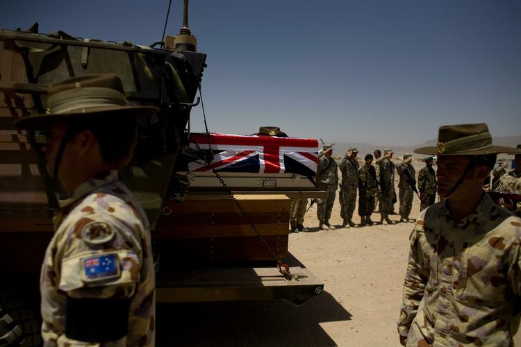 SORG. Nato-soldater i Afghanistan måtte mandag sige farvel til en britisk kollega, og i dag mistede de så yderligere tre. 