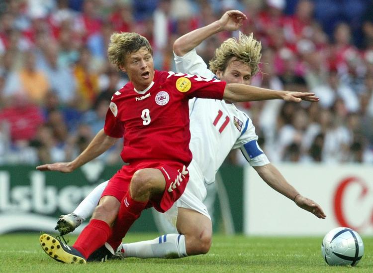 nedtur. Alt gik galt for Jon Dahl Tomasson og co. en juniaften i 2004 mod Tjekkiet og Pavel Nedved. Arkivfoto. 