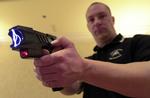 Elektrochok. En mand fra firmaet TASER International fremviser et elektrochokvåben af modellen M-26. Foto - arkiv 