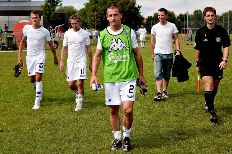 Uvis. Stjerner med skatterabat. Tjekkiske Zdenek Pospech (i midten) vil overveje sin fremtid i FCK nøje uden forskerordningen. Han flankeres til venstre af César Santin og Jesper Grønkjær, der ligeledes har gunstige skattevilkår.  Foto: Jacob Ehrbahn 