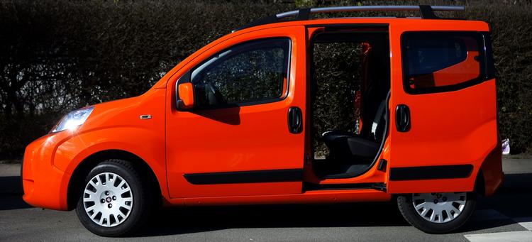 Sikker. Der brude være meget ringe risiko, at sådan en Fiat Qubo bliver stjålet. Den er orange, og den farve kan tyvene ikke lide. 