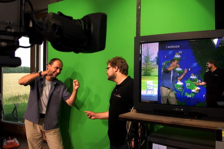 Vejrudsigt. Meteorologer mener, at TV 2 overdriver i deres vejrudsigter. Her ses TV 2's Peter Tanev til venstre. 