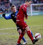 nærkamp. Mads Laudrup (til venstre) er blevet ramt af en af de mest ondskabsfulde skader, man kan forestille sig. Arkivfoto. 