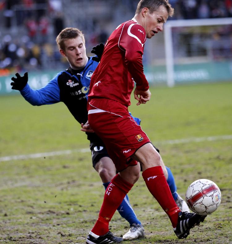 nærkamp. Mads Laudrup (til venstre) er blevet ramt af en af de mest ondskabsfulde skader, man kan forestille sig. Arkivfoto. 