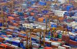 Eksport. Singapore er et af de mest eksportafhængige lande. Her ses en række containere i havnen på Singapore. 