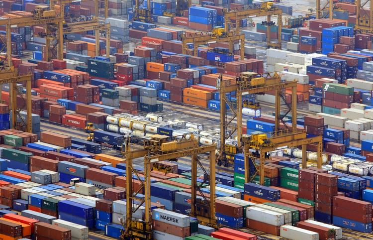 Eksport. Singapore er et af de mest eksportafhængige lande. Her ses en række containere i havnen på Singapore. 
