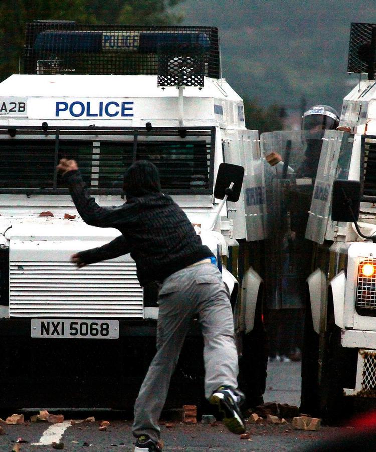 Uro. En lokal præst fortæller, at ballademagere i Belfast er helt ned til otte år. 