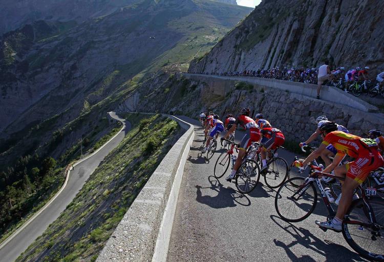 nedtur. Feltet ræser ned fra Noyer-passet på dagens etape. 