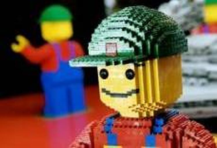 arbejdsliv. Lego er en af de virksomheder, hvor der arbejdes på fuld kraft her midt på sommeren. 