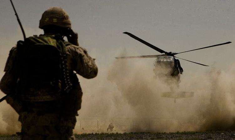 Alarm. NATO har sat alle ledige styrker ind på at fange den afghanske soldat, der dræbte tre britiske allierede soldater i Helmand. Foto - Arkiv 