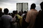 Forventningsfulde. Godt syv måneder efter jordskælvet i Haiti har borgerne stadig ikke modtaget en krone fra de mange lande, der lovede økonomisk støtte. Her står folk i kø for at få udleveret telte i slutningen af juni. 