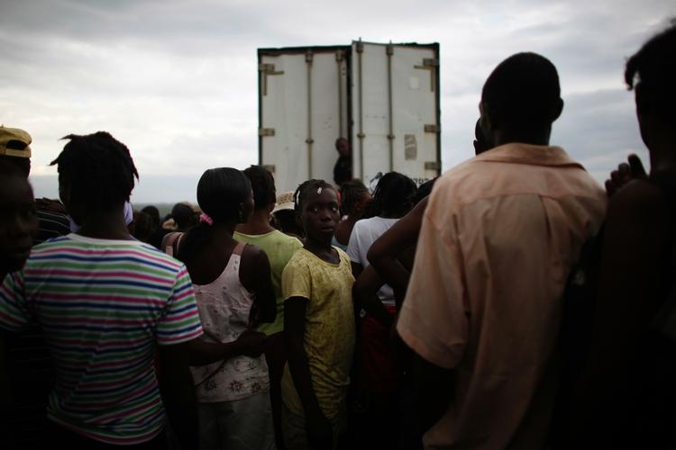 Forventningsfulde. Godt syv måneder efter jordskælvet i Haiti har borgerne stadig ikke modtaget en krone fra de mange lande, der lovede økonomisk støtte. Her står folk i kø for at få udleveret telte i slutningen af juni. 