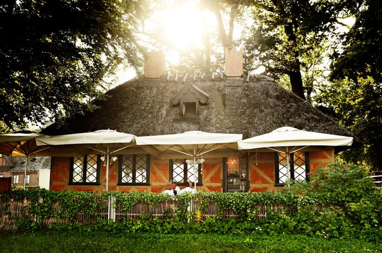 På Den Gule Cottage ved Bellevue ved man, hvornår en kalvefilet er perfekt stegt, mens madens høje niveau cementeres af en intet mindre end fremragende chokoladekage. 