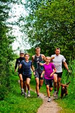 Sammenhold. Stenderupklanen på vej rundt om Bastrup Sø nord for Farum. Mor, Maria, har vundet DM i triatlon i sin aldersklasse og er på vej mod den lange Challenge Copenhagen i august. Casper på 16 år er udtaget til elitetræning, og hans søstre, Sophie (grå trøje) og Caroline (lilla), drømmer om det samme. Faderen er lidt mere afslappet, for han fik fuldført sin lange ironman li Roth i Tyskland for et år siden. Hunden Luna kan ingen af dem dog løbe træt. 
