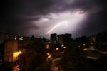 Stormvarsel. Konkurrencen mellem vejrudsendelserne er skærpet, men bliver den meteorologiske faglighed dermed kastet over styr? 