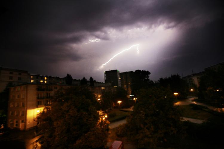 Stormvarsel. Konkurrencen mellem vejrudsendelserne er skærpet, men bliver den meteorologiske faglighed dermed kastet over styr? 