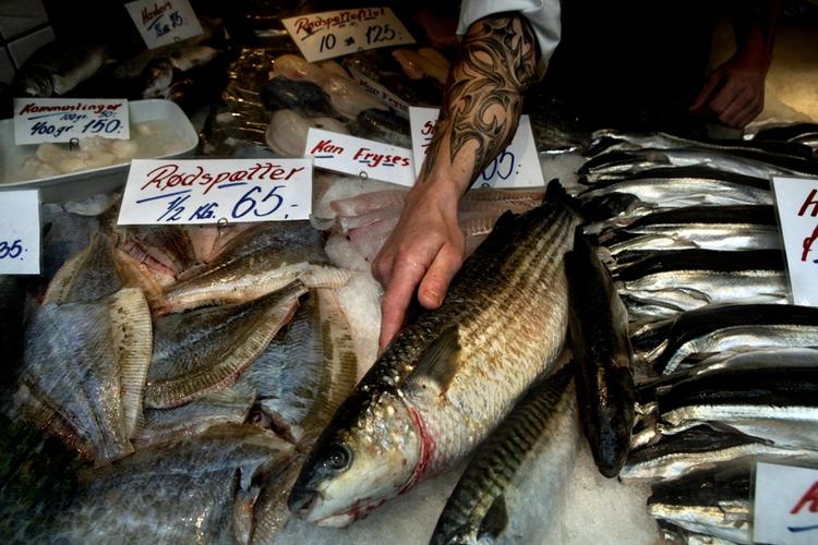 Luksusvarer som fjordrejer, men også rødspætter er svære at få fingre i for fiskehandlerne. Fiskerne på deres side klager over, at ingen vil købe deres fisk. 