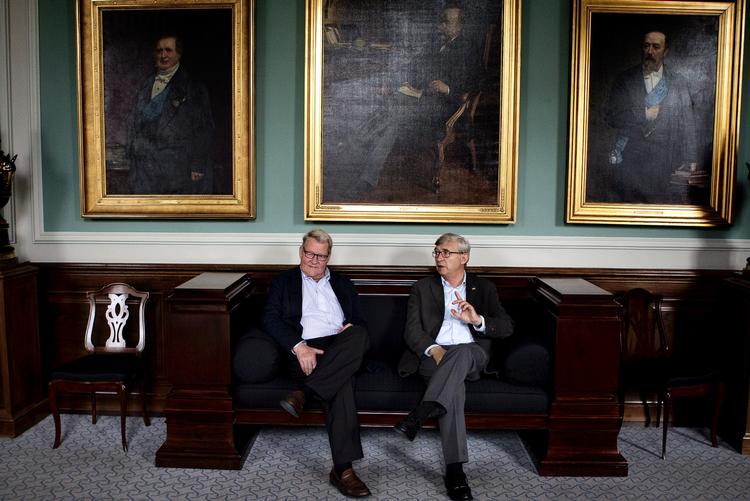 Trætte af spin. Politisk er der  kilometer imellem Niels Helveg Petersen (R) og Søren Krarup (DF). Og så alligevel. Begge er de trætte af journalister og spindoktorer, der har forandret dansk  politik til det værre. Foto: Peter Hove Olesen 