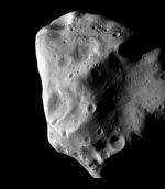 NÆRBILLEDE.  Asteroiden Lutetia fotograferet af den europæiske rumsonde Rosetta. 