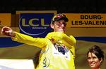 trøjeforsvar. Andy Schleck retter lidt på sin gule førertrøje efter dagens etape, hvor han blev noteret for samme tid som etapevinder Mark Cavendish. 