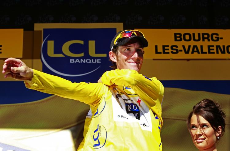 trøjeforsvar. Andy Schleck retter lidt på sin gule førertrøje efter dagens etape, hvor han blev noteret for samme tid som etapevinder Mark Cavendish. 
