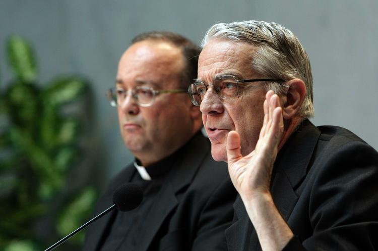 sexmisbrug. Vatikanets talsmand, Federico Lombardi (th), og anklager i sager om sexforbrydelser Charles Scicluna  taler med pressen  ved fremlæggelsen af  de nye regler. 