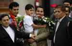 Hjemvendt. Modtaget med blomster og af sin syv-årige søn har den iranske forsker Shahram Amiri igen sat foden på iransk jord i Teheran. 