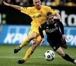 udspillet. FCK's Cesar Santin smutter forbi AC Horsens' Kenneth Emil Petersen. FCK tilhører Superligaens superliga, mens AC Horsens er nødt til at også at planlægge med en nedrykning. 