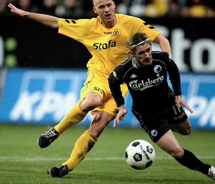 udspillet. FCK's Cesar Santin smutter forbi AC Horsens' Kenneth Emil Petersen. FCK tilhører Superligaens superliga, mens AC Horsens er nødt til at også at planlægge med en nedrykning. 
