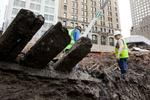 Skrog. Et 200 år gammelt skib er dukket op fra dybet, tæt ved det sted hvor World Trade Center engang stod. 