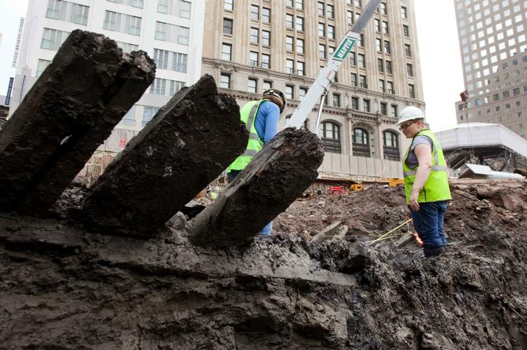 Skrog. Et 200 år gammelt skib er dukket op fra dybet, tæt ved det sted hvor World Trade Center engang stod. 