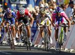 Sprint. Mark Renshaw (i gult) får ikke lov at fortsætte i tour'en. Her ses han på 4. etape i duel med Alessandro Petacchi, Thor Hushovd og Robbie Mc Ewen. 