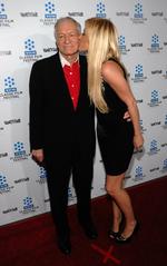 Mandebladsdrama. Hefner kæmper for at bevare sit imperium, men konkurrenten Playboy overbyder ham. 