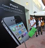 De var glade, de nye iPhone 4-ejere. Men glæden er stilnet af, da det er kommet frem, at telefonen taber forbindelsen, når man holder på den. 