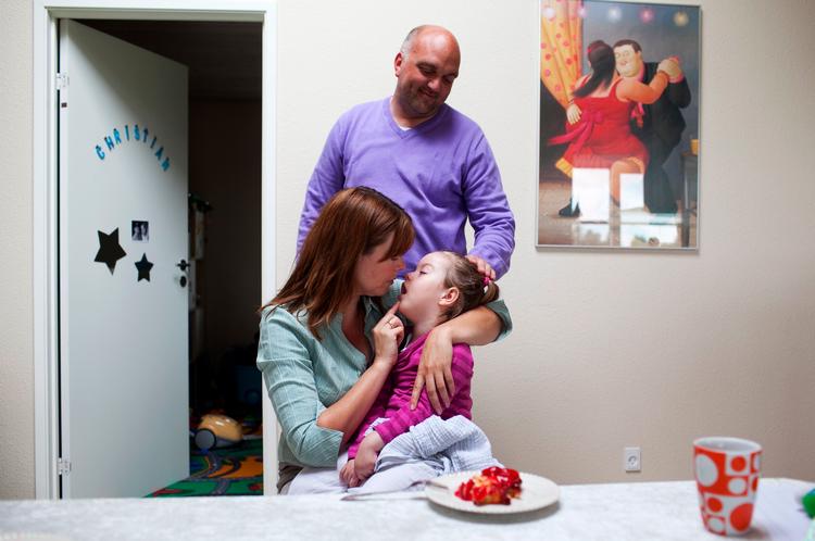 Familiefølelser.  3-årige Sofie  Sievers får epileptiske anfald døgnet rundt, og danske læger har opgivet at behandle hende. Men om en uge  rejser hun med  sine forældre, Marlene og  Thomas, til Kina for at få en  eksperimentel  behandling for de penge, som private har doneret. Foto:  Miriam Dalsgaard 