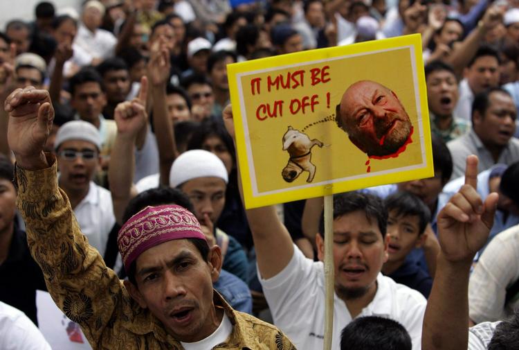 DRABSDEMONSTRATION. Thailandske muslimer demonstrerer for likvidering af en af de danske muhammedtegnere, Kurt Westergaard. Han blev forsøgt myrdet af en somalier i sit hjem den 1. januar i år. 