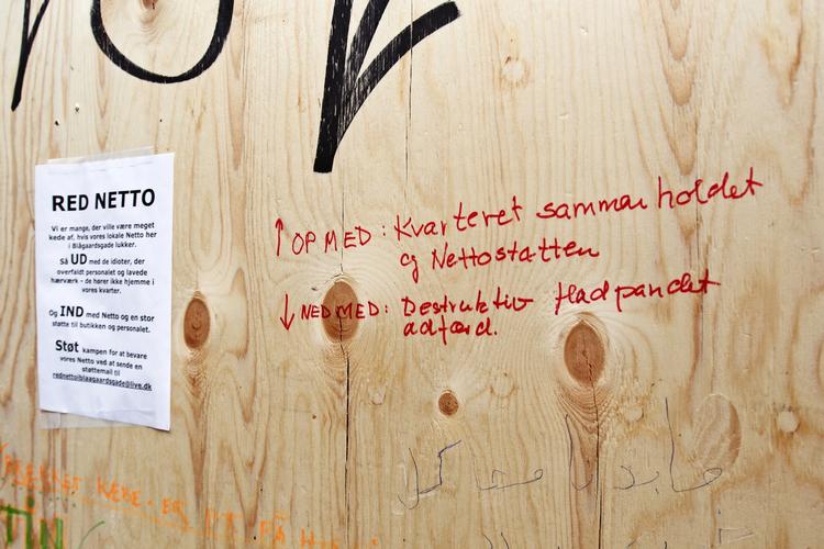 PROTEST. Sikkerhedslukningen af Netto i Blågårdsgade fik lokale beboere til at skrive støtteerklæringer på den tilskoddede butik. 