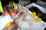 Alt for mange spisefisk ender ikke hos fiskehandleren men som fiskemel. Men certificering af kvalitetsfisk og bedre priser vil gøre spildet mindre, mener Fødevareminister Henrik Høegh (V). 
