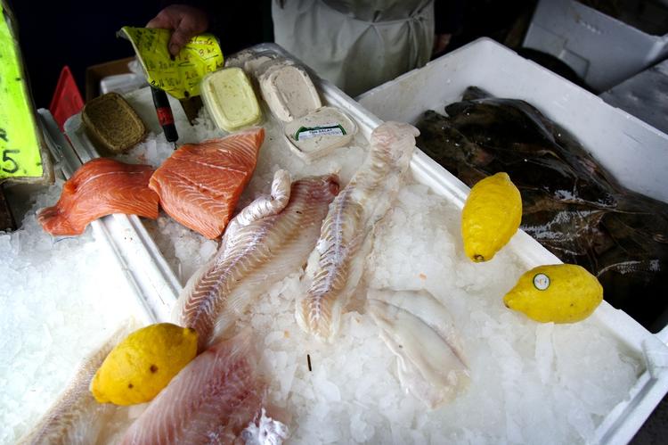 Alt for mange spisefisk ender ikke hos fiskehandleren men som fiskemel. Men certificering af kvalitetsfisk og bedre priser vil gøre spildet mindre, mener Fødevareminister Henrik Høegh (V). 