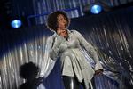 46-årige Whitney Houston på scenen i Forum torsdag aften. 