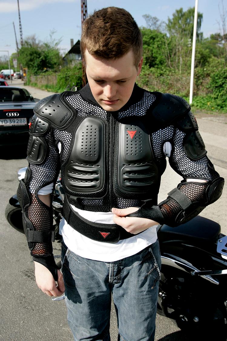 Dainese Safety Wave-v neck set forfra. Foto: Finn Frandsen 