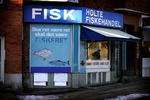 Fiskehandlere køber sort fisk
